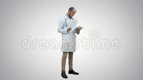 男性医生在白色背景上检查医疗文件视频的预览图