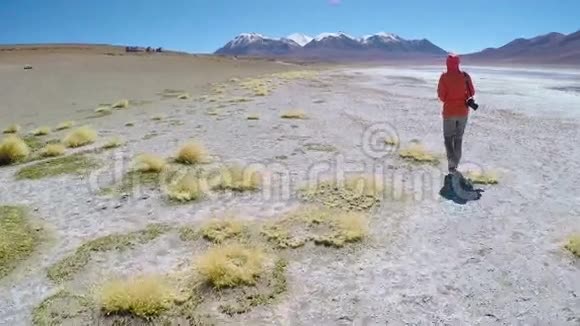 在玻利维亚高原行走的女人视频的预览图