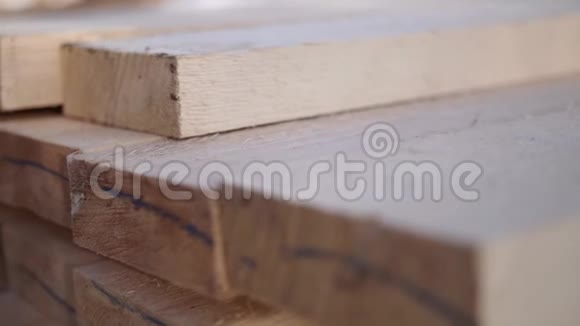 堆放在木制品加工场的包装木板视频的预览图