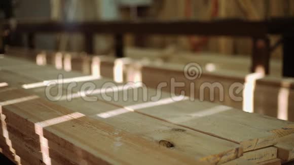 工人们把木板放在木制品的堆里视频的预览图