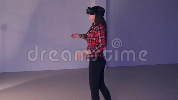 行走女孩通过虚拟现实眼镜体验虚拟现实视频的预览图