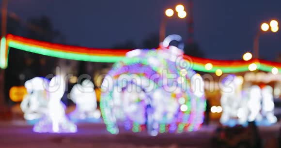 夜晚城市冬季喜庆的bokeh灯节日照明离焦模糊的圣诞节背景效应视频的预览图