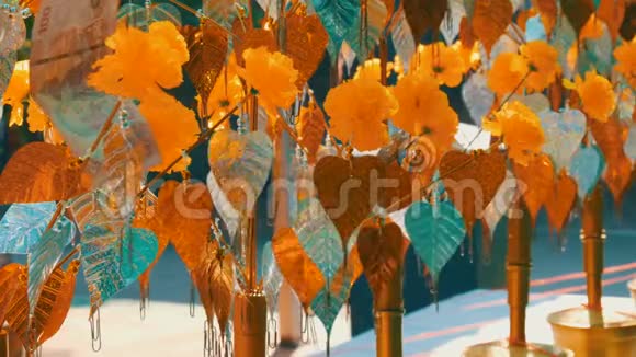 泰国的一座寺庙中有金色树叶和纸钞的象征性人工树视频的预览图