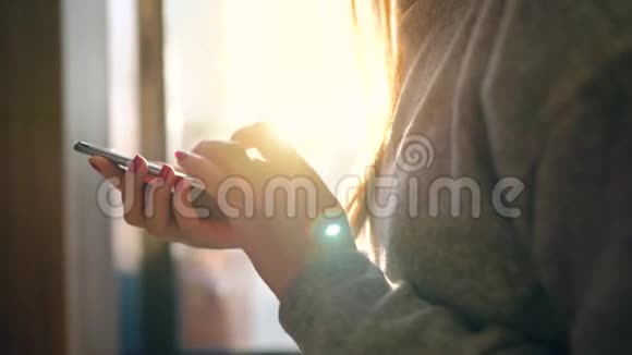 在夕阳下女性用智能手机对抗模糊的城市景观视频的预览图