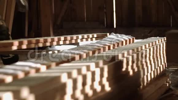 工人们拿着木板把它放在锯木厂的书堆里阳光的条纹视频的预览图