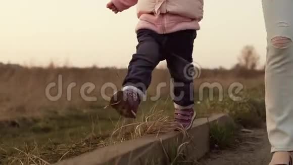 小女孩牵着妈妈的手走在路边视频的预览图