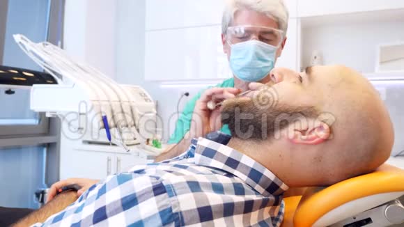 在牙医办公室快速检查牙齿视频的预览图