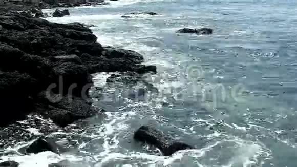 夏威夷科纳的小海浪对抗黑色熔岩海岸视频的预览图
