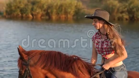 在池塘的背景下骑马的女孩视频的预览图