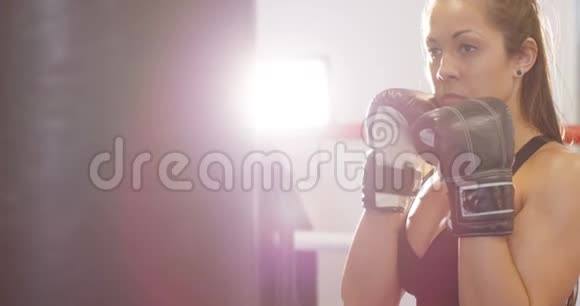 拳击俱乐部女拳击手的重击训练视频的预览图