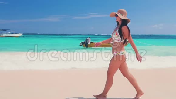 多米尼加共和国蓬塔卡纳穿比基尼享受热带海洋和异国海滩的快乐性感女人视频的预览图