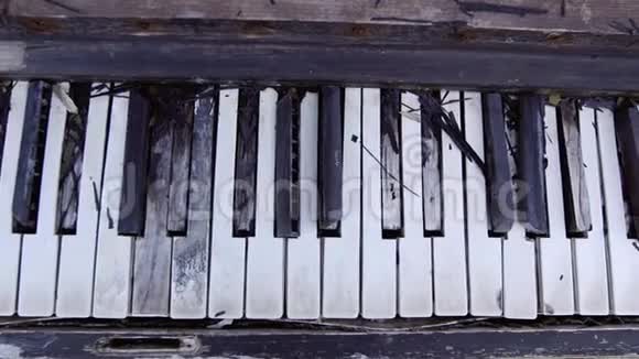 旧的直立钢琴一架旧钢琴的键盘概述第一架钢琴的键盘细节视频的预览图