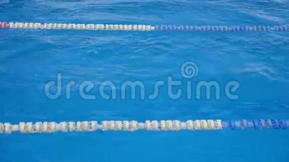 游泳池的运动跑道作标题视频的预览图