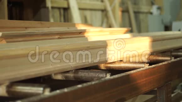木条在木制品加工设施中使用连接机视频的预览图