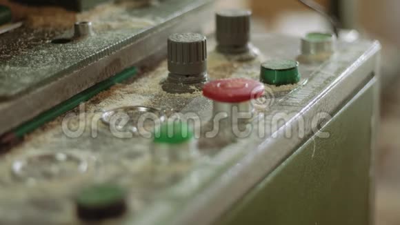 在锯木厂用按钮在控制面板上闪烁绿色灯泡视频的预览图