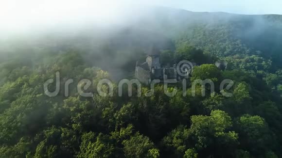 空中观景台在美丽的云彩中飞越高山和安西恩城堡视频的预览图