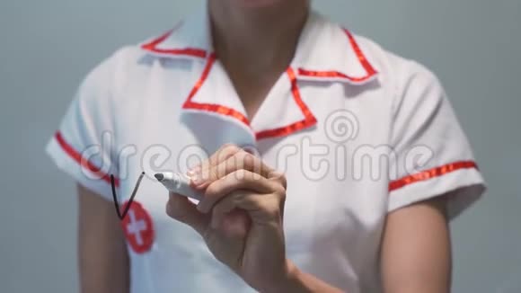 VITAMB12女医生在透明屏幕上书写视频的预览图