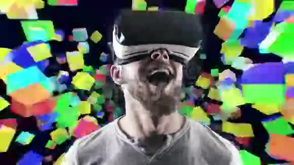 情绪微笑快乐的男人戴着虚拟现实护目镜VR耳机在虚拟空间中立方体黑色看视频的预览图