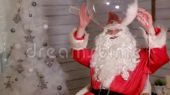 圣诞老人用魔法球表演焦点视频的预览图