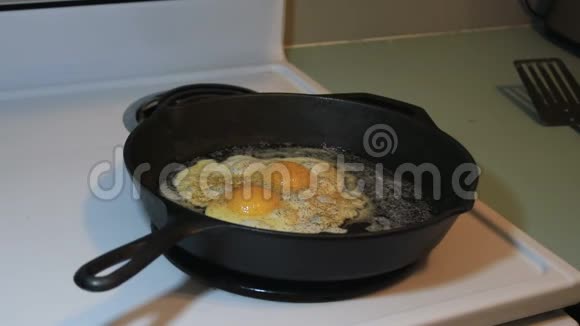 在平底锅中煎煮的调味鸡蛋视频的预览图