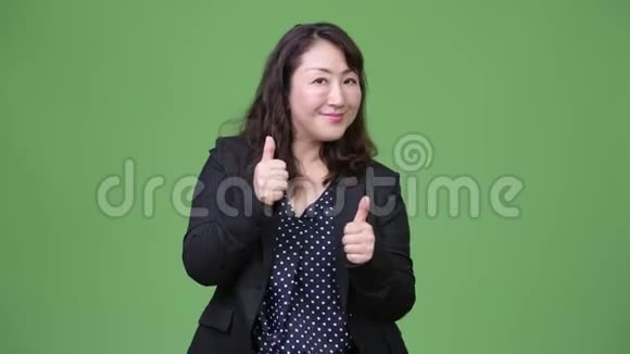 成熟美丽的亚洲女商人竖起大拇指视频的预览图