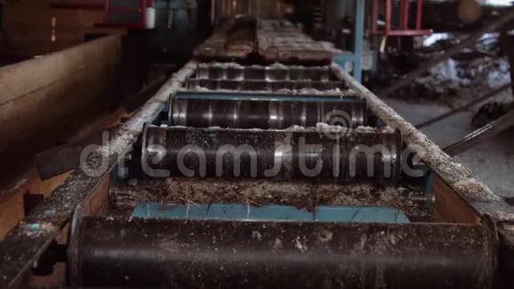 锯木机切割木材原木片滚动金属圆筒视频的预览图