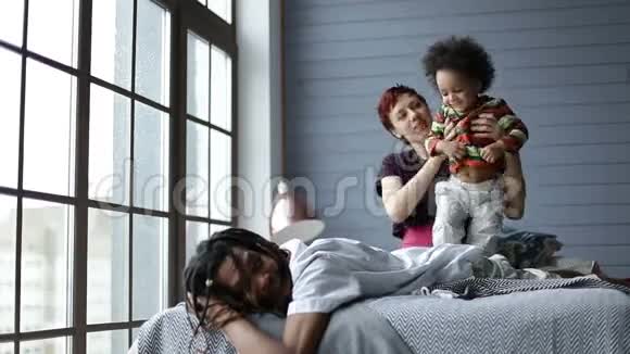 快乐的跨种族家庭在家里度过闲暇时光视频的预览图