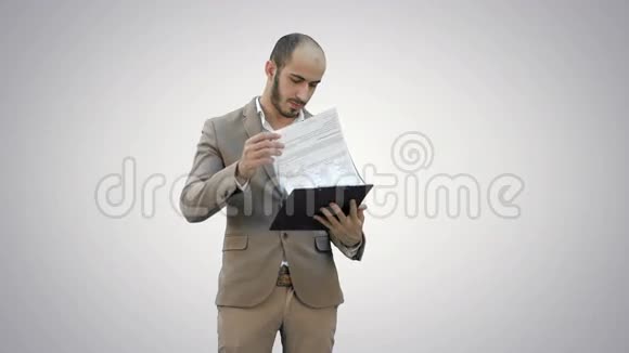 集中商人阅读财务报告的白色背景视频的预览图
