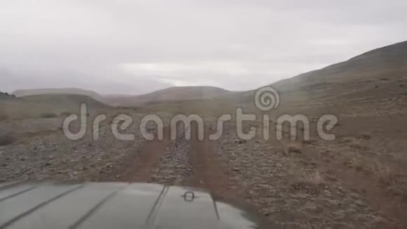山路穿过汽车的挡风玻璃视频的预览图