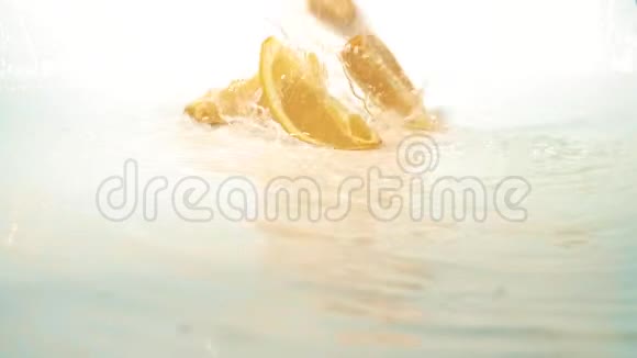 橙色缓慢地落入水中视频的预览图