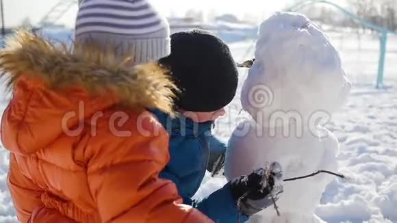 孩子们在操场堆雪人视频的预览图