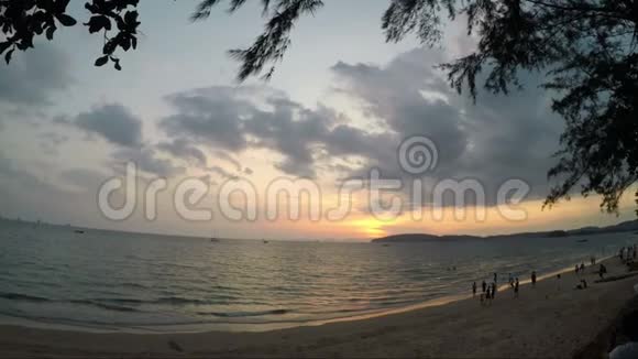 在夕阳下的沙滩上年轻女子手牵手漫步在夕阳下的镜头点在海边快乐的微笑女孩的影子视频的预览图