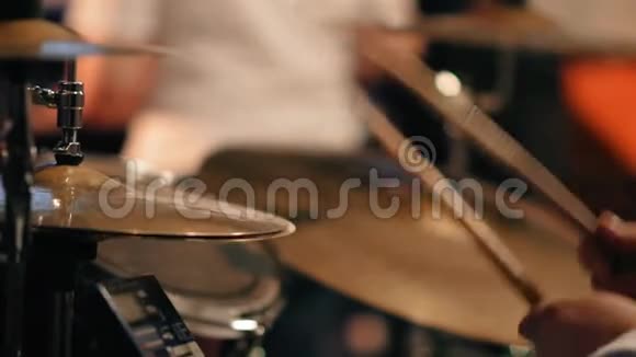 双手鼓手特写在摇滚音乐会的鼓组上演奏视频的预览图