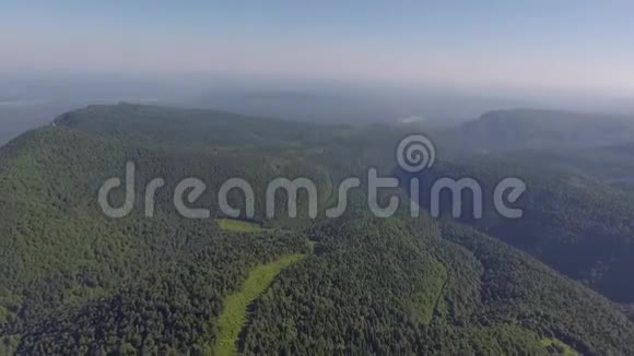 高加索山脉森林中道路的鸟瞰图视频的预览图