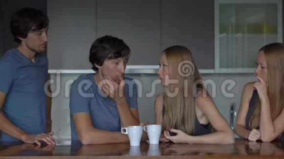 情商概念年轻夫妇分析了他们以前的争吵视频的预览图