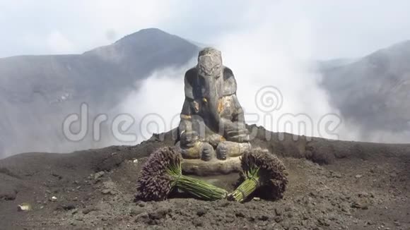 Bromo山宗教雕像背后的烟雾视频的预览图