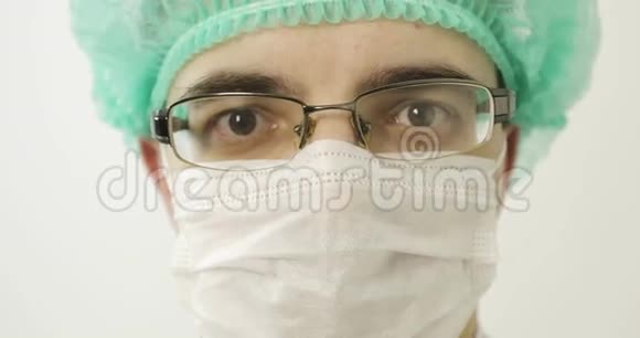 戴着面具的男医生看着镜头视频的预览图
