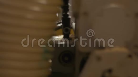 锯木厂生产的木板连接工作台内部视频的预览图