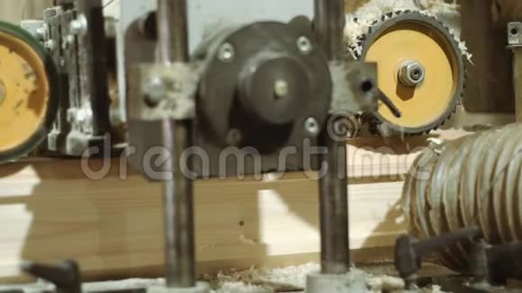 锯木厂磨块机旋压轮视频的预览图