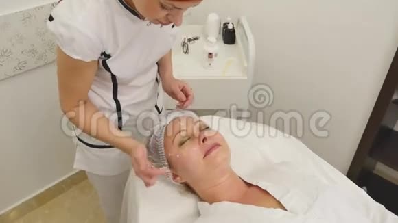 美容师把面膜敷在女孩皮肤上视频的预览图