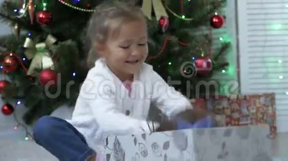 为可爱的小女孩献上圣诞礼物视频的预览图