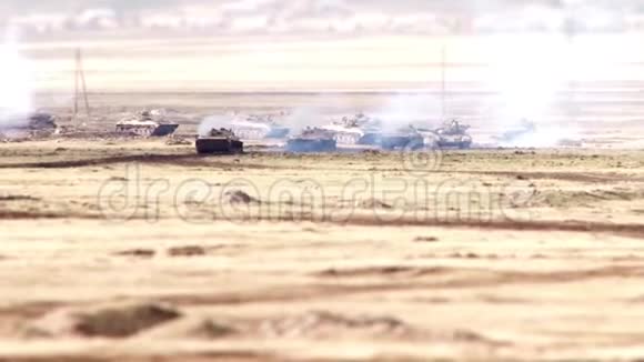 一支穿越沙漠的军事车队视频的预览图