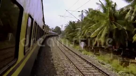 从火车窗口乘旅客列车前往视频的预览图