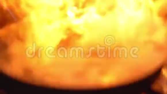 厨师用锅中的热气点燃食物视频的预览图