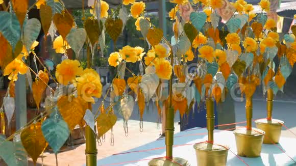 泰国的一座寺庙中有金色树叶和纸钞的象征性人工树视频的预览图