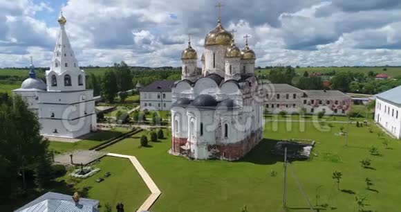 绕着修道院飞行视频的预览图
