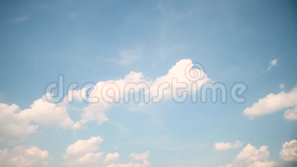 在明亮的蓝色天空上缓慢移动的云的时间推移静态射击视频的预览图
