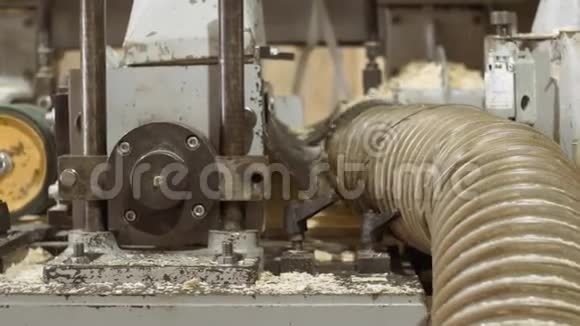木工机械在锯木厂加工木板视频的预览图