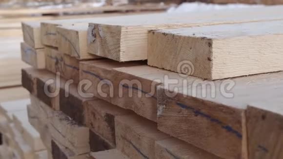 堆放在木制品工厂院子里的木板视频的预览图