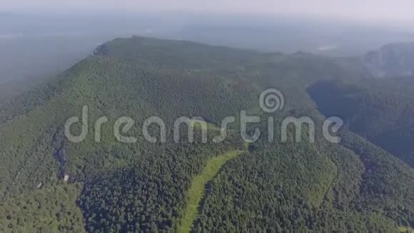 高加索山脉森林中道路的鸟瞰图视频的预览图